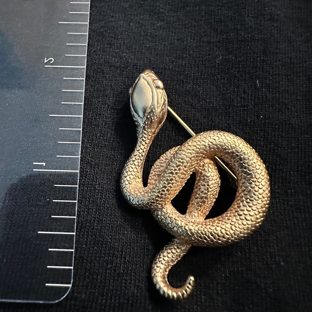 Snake pin
